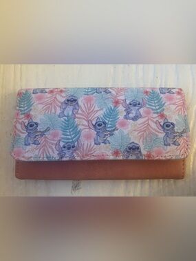 DISNEY x LOUNGEFLY Lilo & Stitch Trifold Wallet
